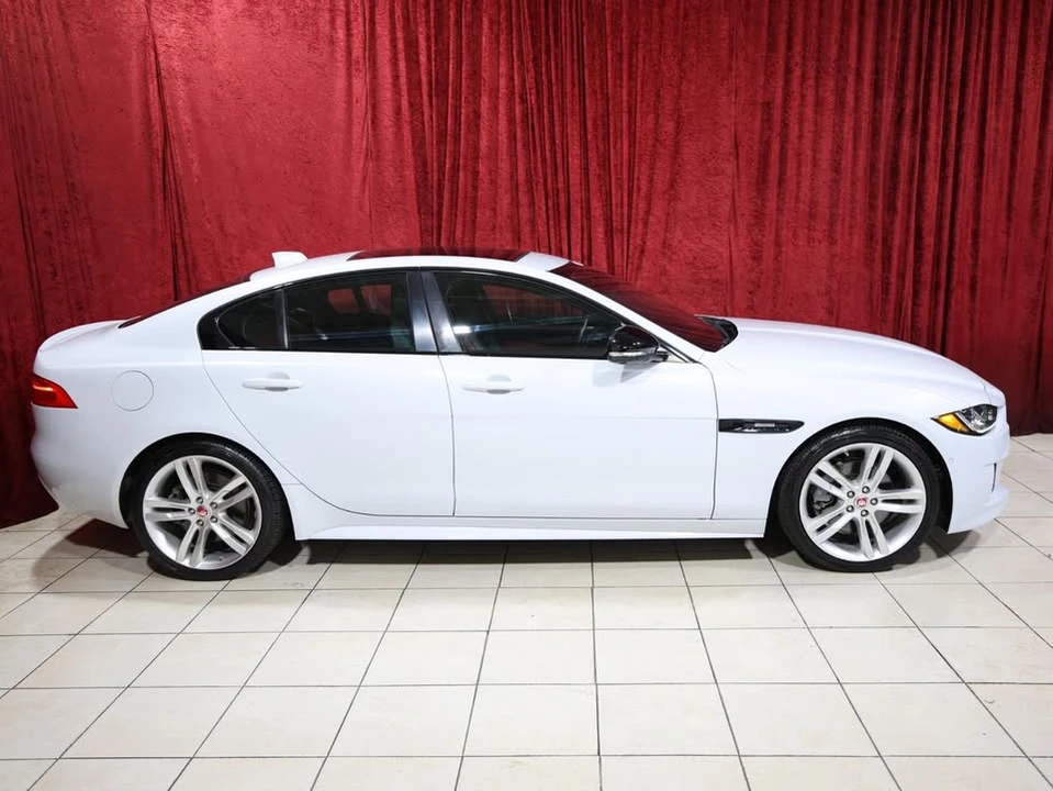 2019 Jaguar XE - Image 6 of 18