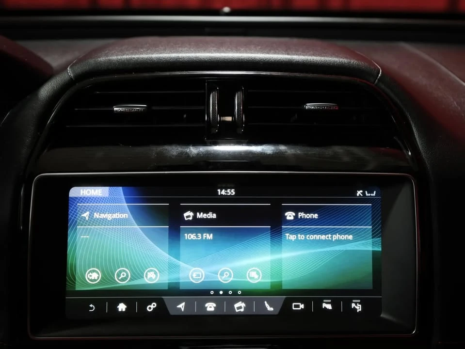 2019 Jaguar XE - Image 16 of 19