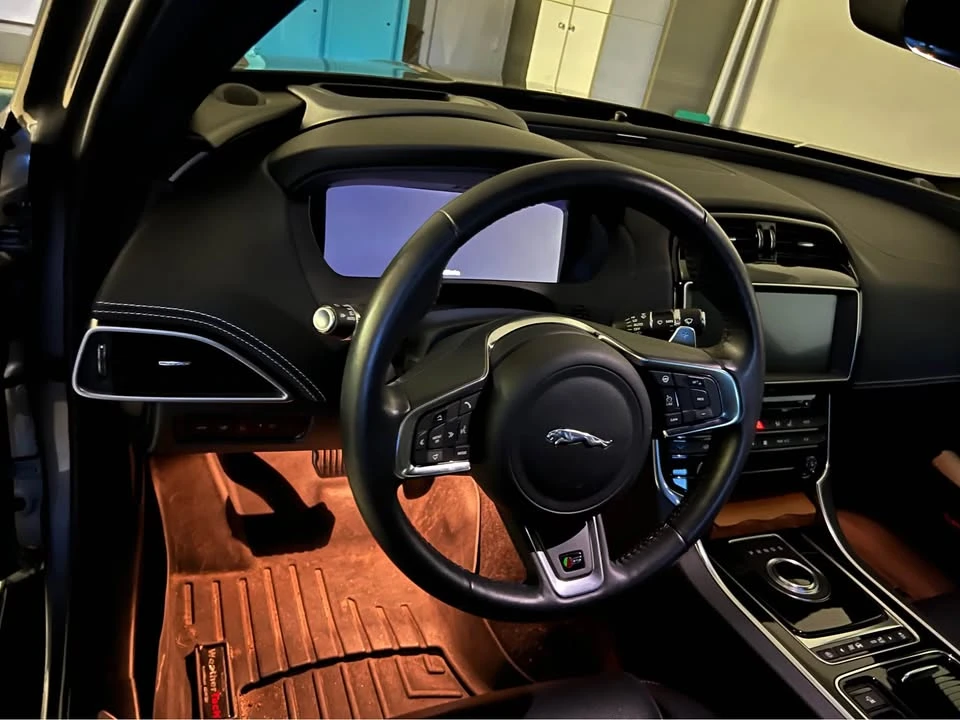 2019 Jaguar XE - Image 8 of 12