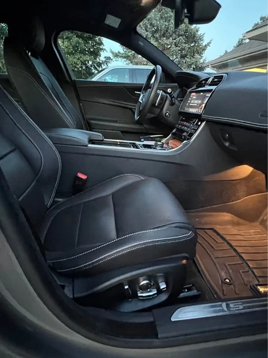 2019 Jaguar XE - Image 5 of 12