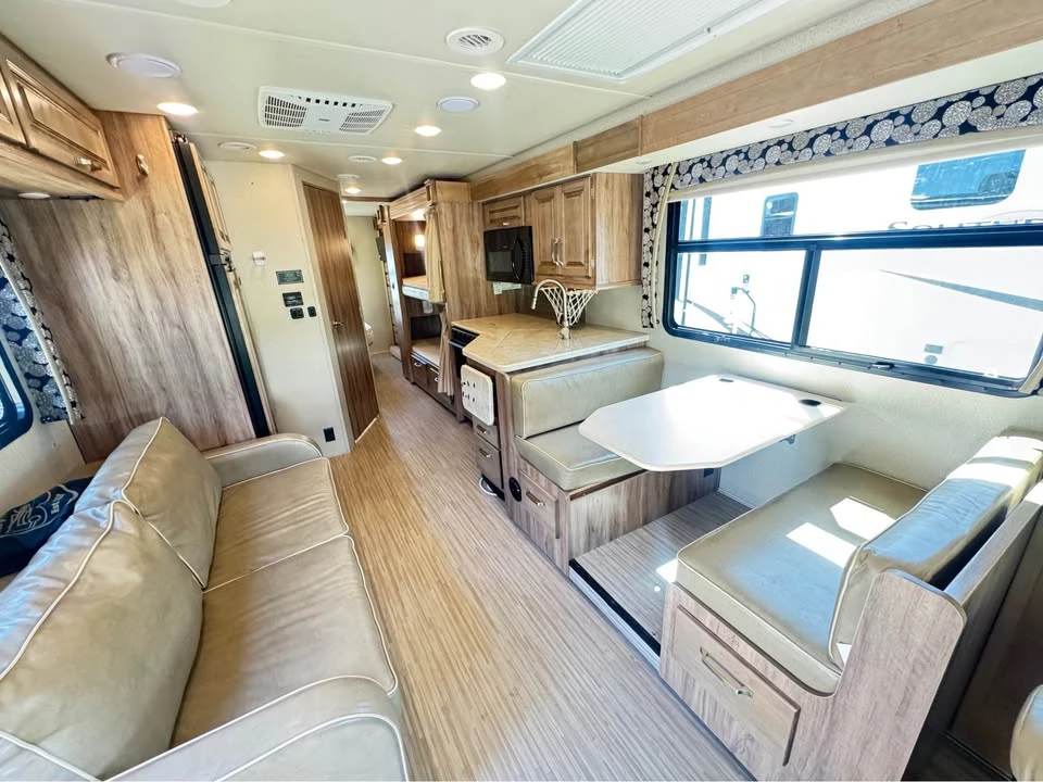 2019 Jayco - Image 2 of 20