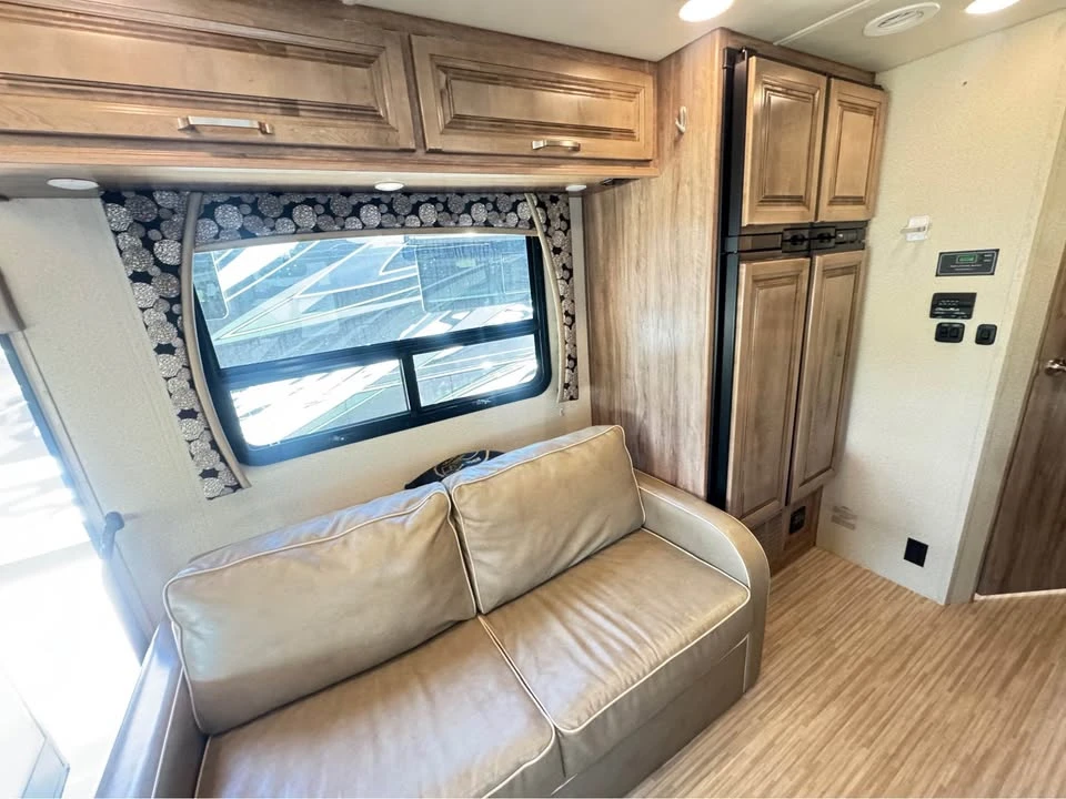 2019 Jayco - Image 4 of 20