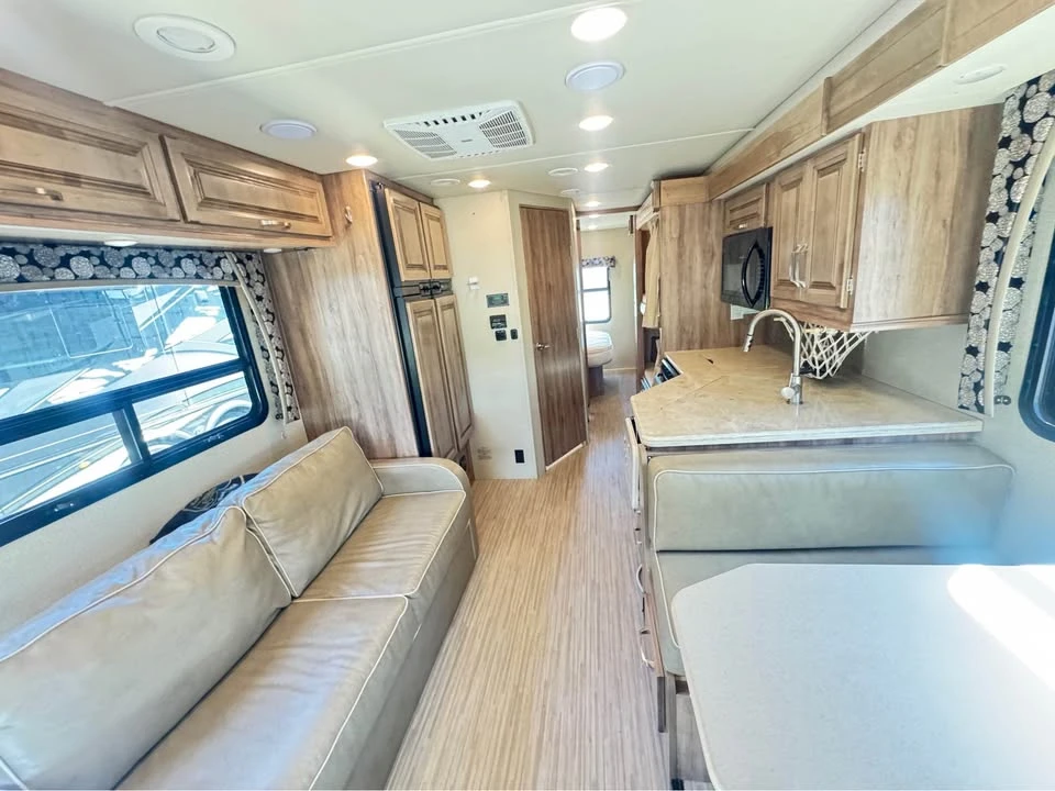 2019 Jayco - Image 3 of 20