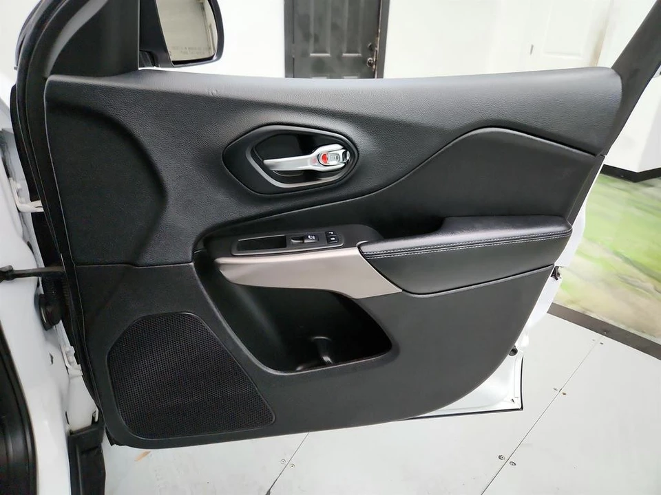 2019 Jeep Cherokee - Image 26 of 31