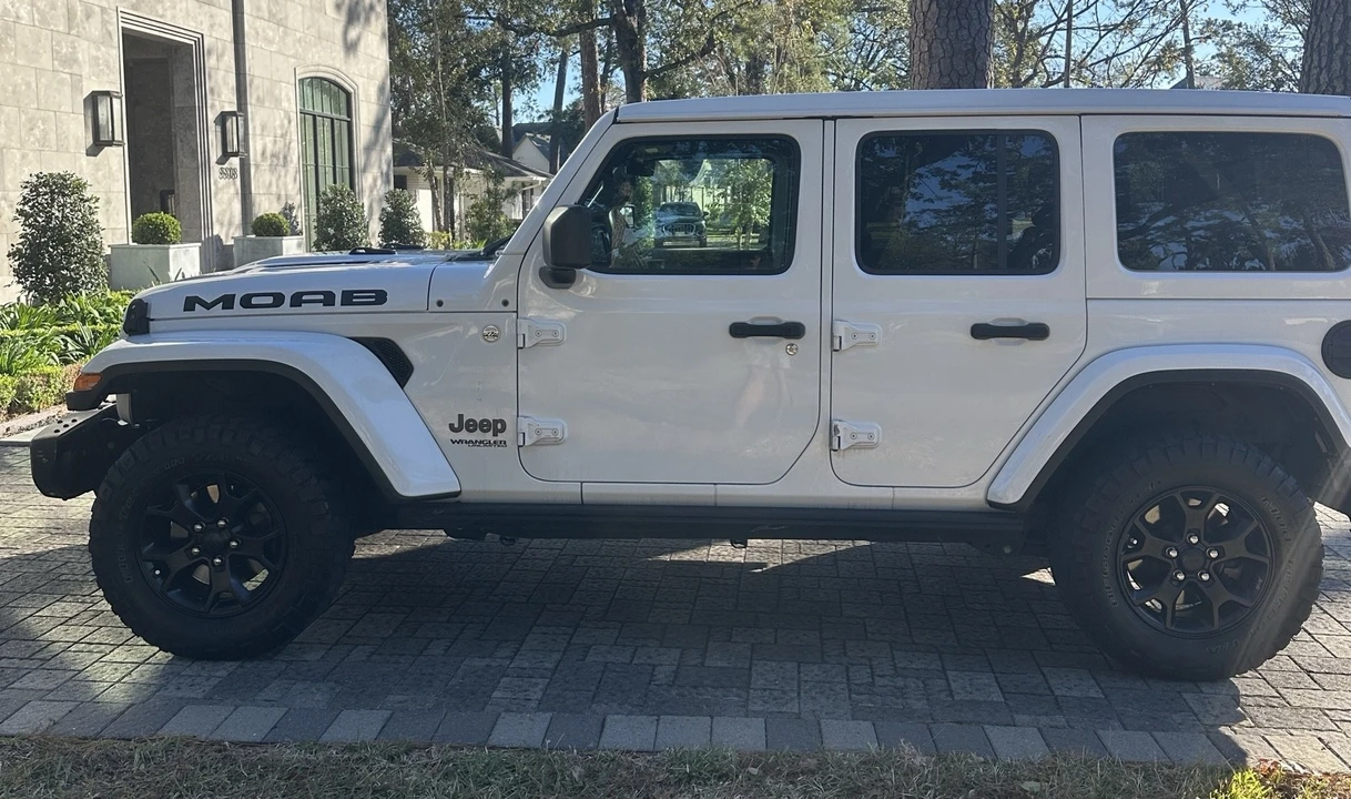 2019 Jeep JL Wrangler - Image 2 of 8