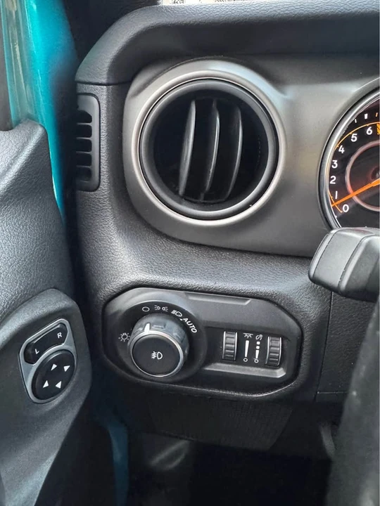 2019 Jeep JL Wrangler - Image 13 of 20