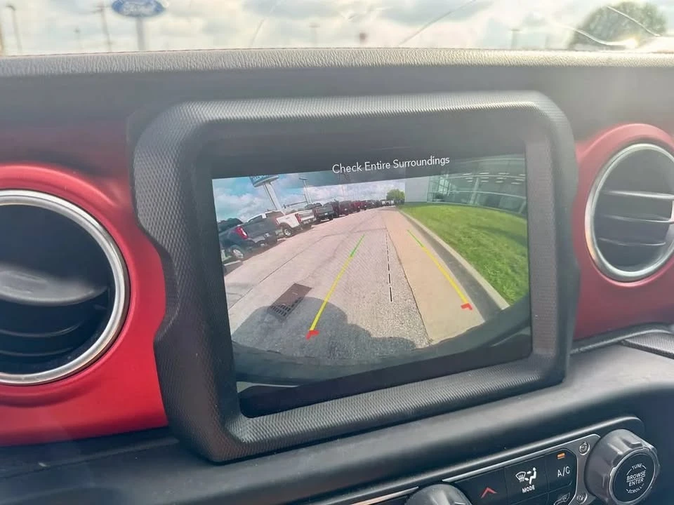 2019 Jeep JL Wrangler - Image 17 of 20
