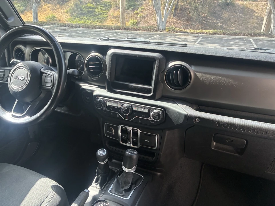 2019 Jeep JL Wrangler - Image 17 of 18