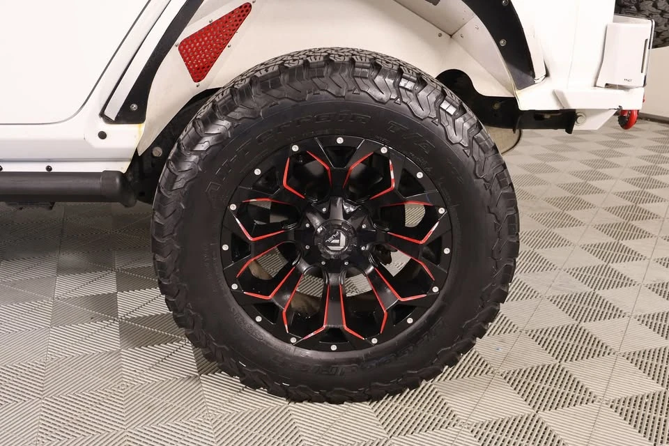 2019 Jeep JL Wrangler - Image 15 of 16