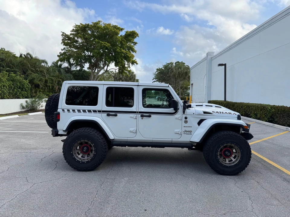 2019 Jeep JL Wrangler - Image 17 of 31