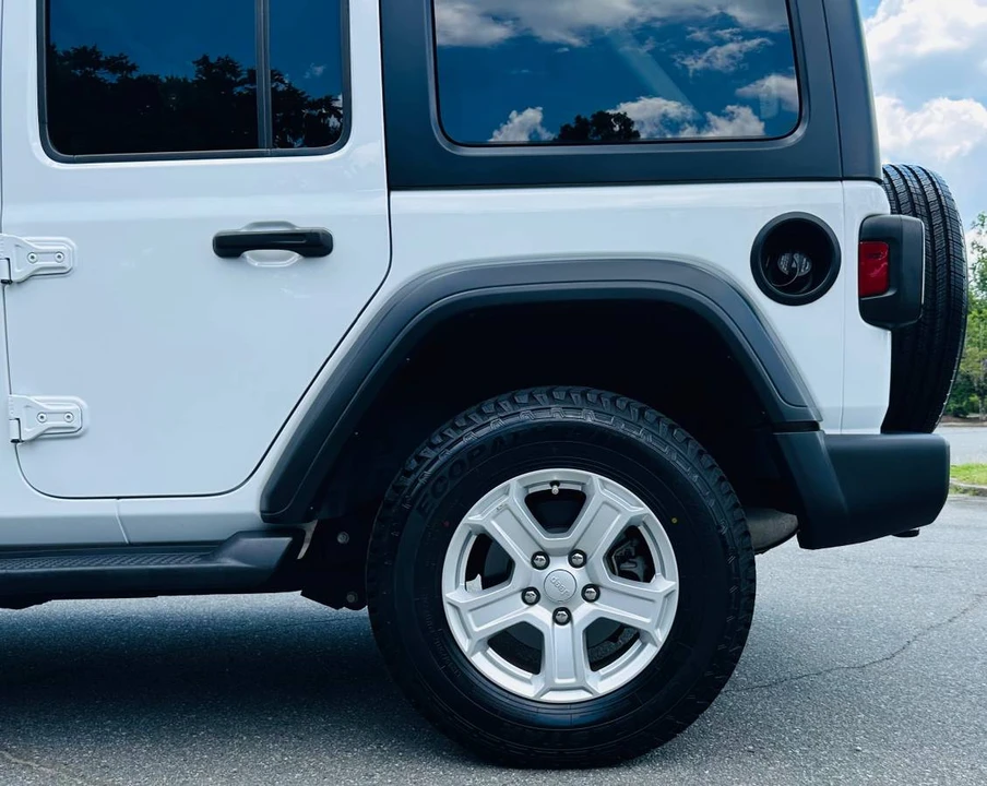 2019 Jeep JL Wrangler - Image 18 of 24