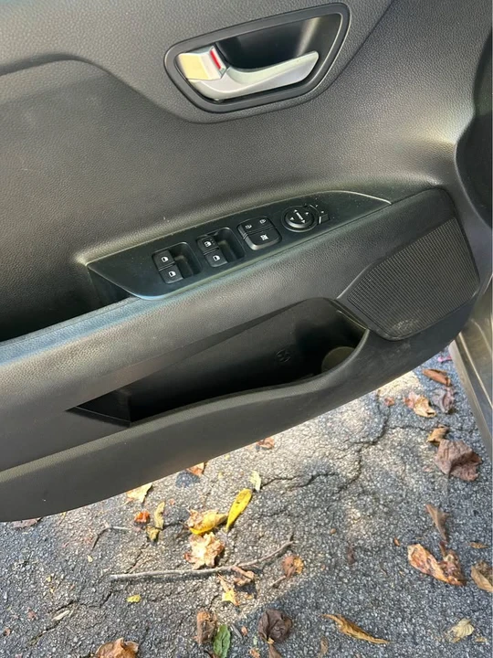 2019 Kia Rio - Image 14 of 17