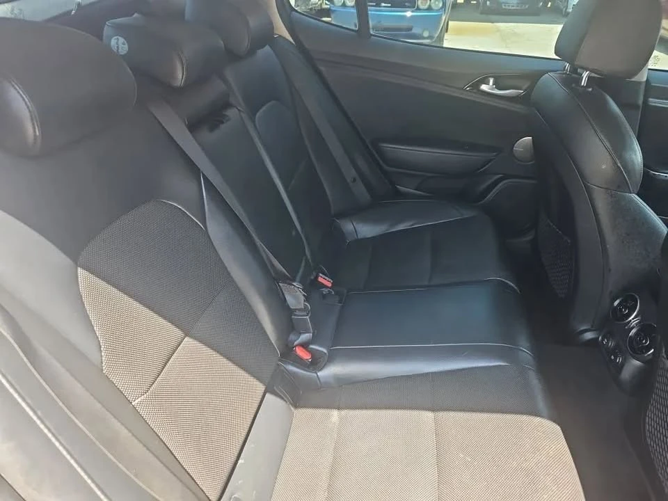2019 Kia Stinger - Image 8 of 18