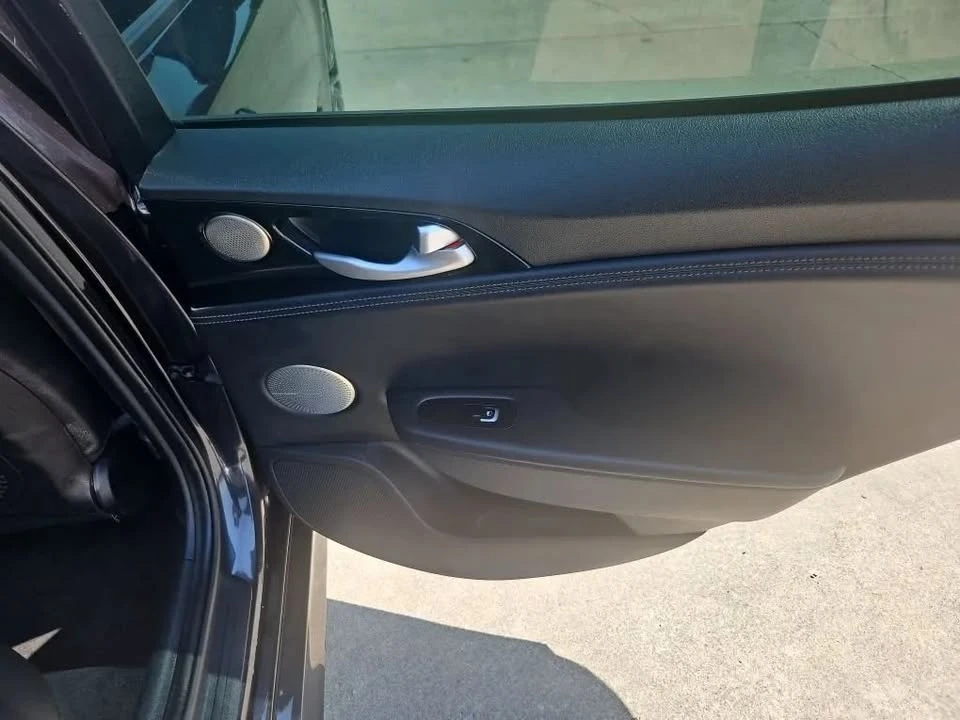 2019 Kia Stinger - Image 7 of 18
