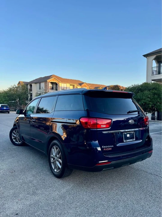 2019 Kia Carnival - Image 2 of 3