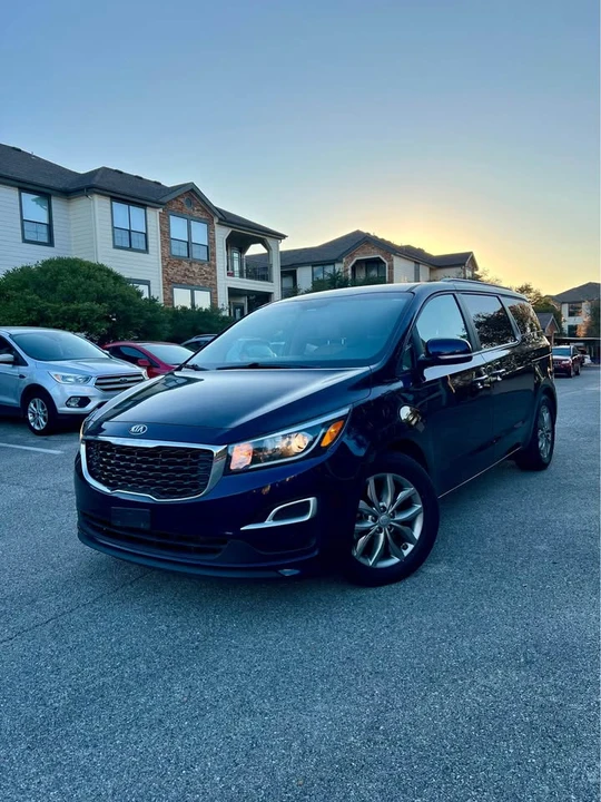 2019 Kia Carnival - Image 2 of 12