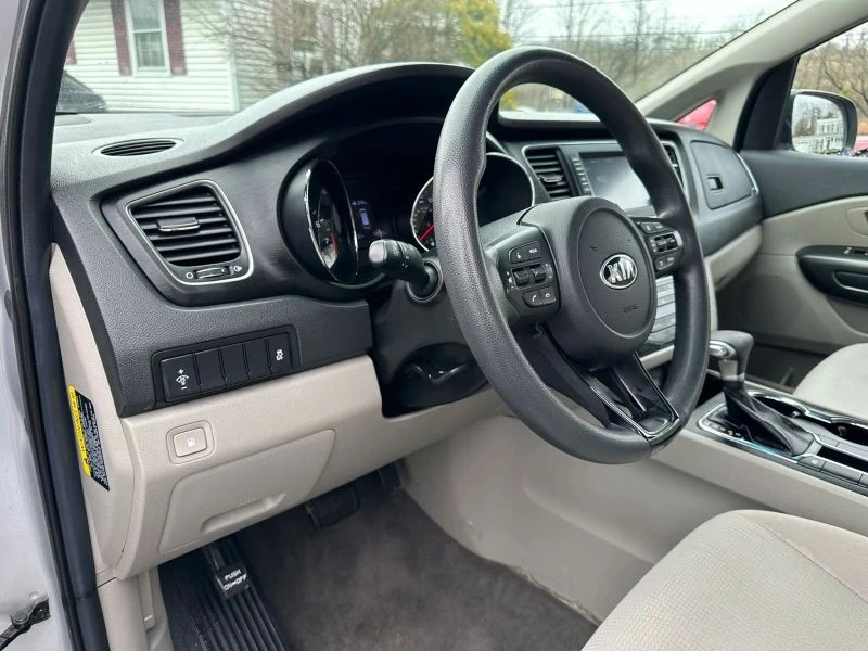 2019 Kia Carnival - Image 10 of 12