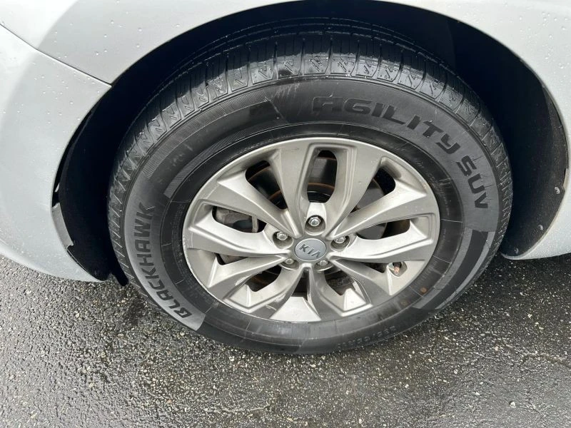 2019 Kia Carnival - Image 9 of 12