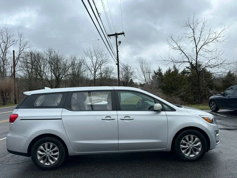 2019 Kia Carnival - Image 8 of 12