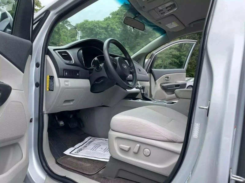 2019 Kia Carnival - Image 9 of 12