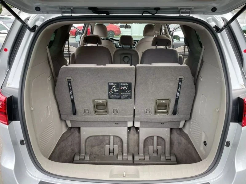 2019 Kia Carnival - Image 11 of 12