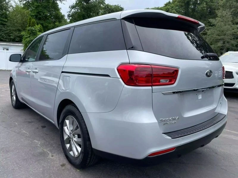 2019 Kia Carnival - Image 5 of 12