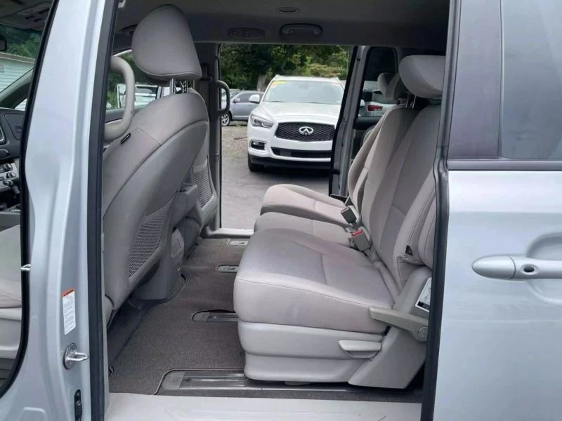 2019 Kia Carnival - Image 10 of 12