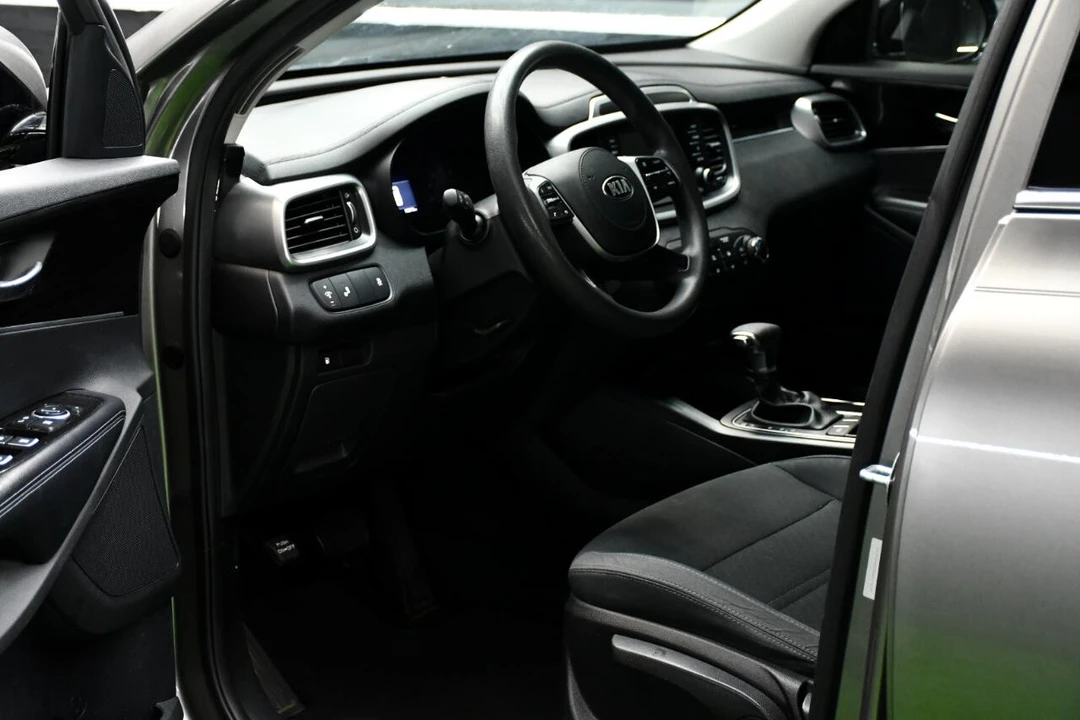 2019 Kia Sorento - Image 17 of 21