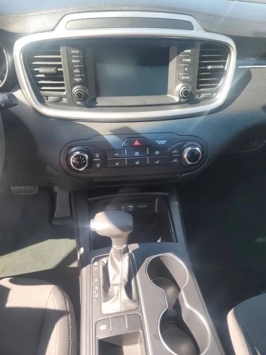2019 Kia Sorento - Image 4 of 12