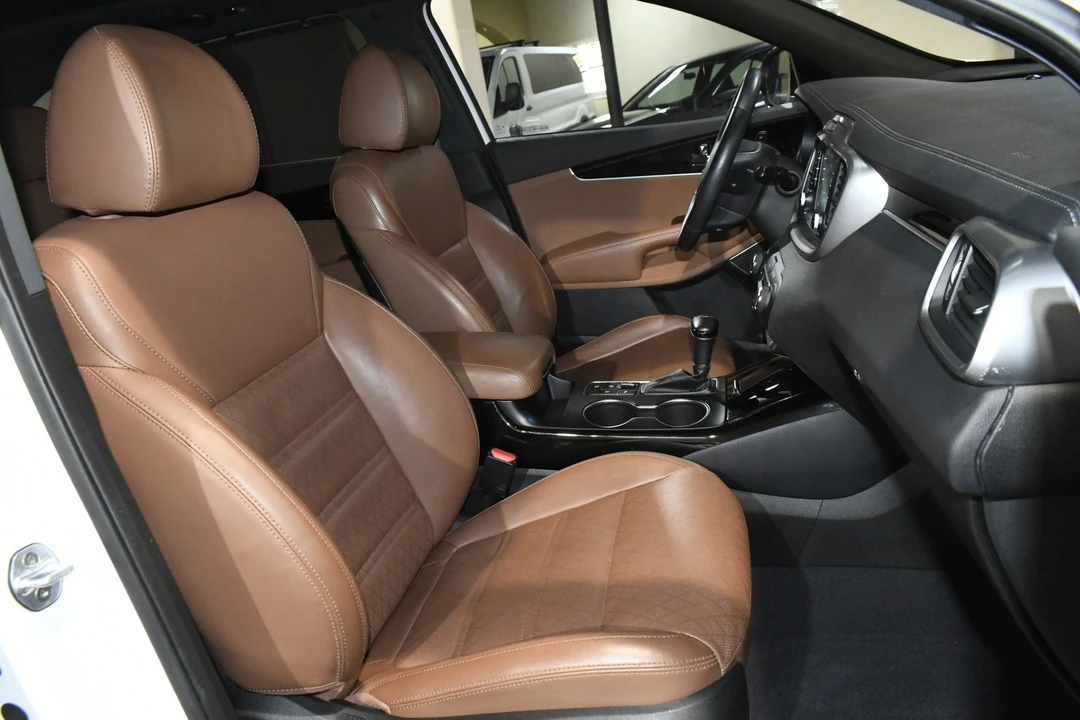 2019 Kia Sorento - Image 8 of 12