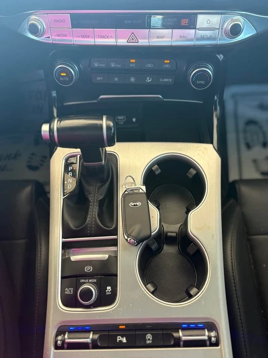 2019 Kia Stinger - Image 10 of 17