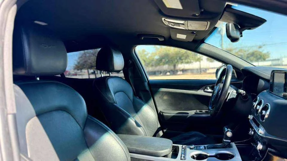 2019 Kia Stinger - Image 4 of 10