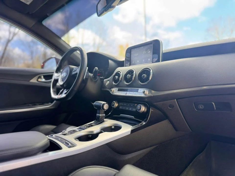 2019 Kia Stinger - Image 14 of 17