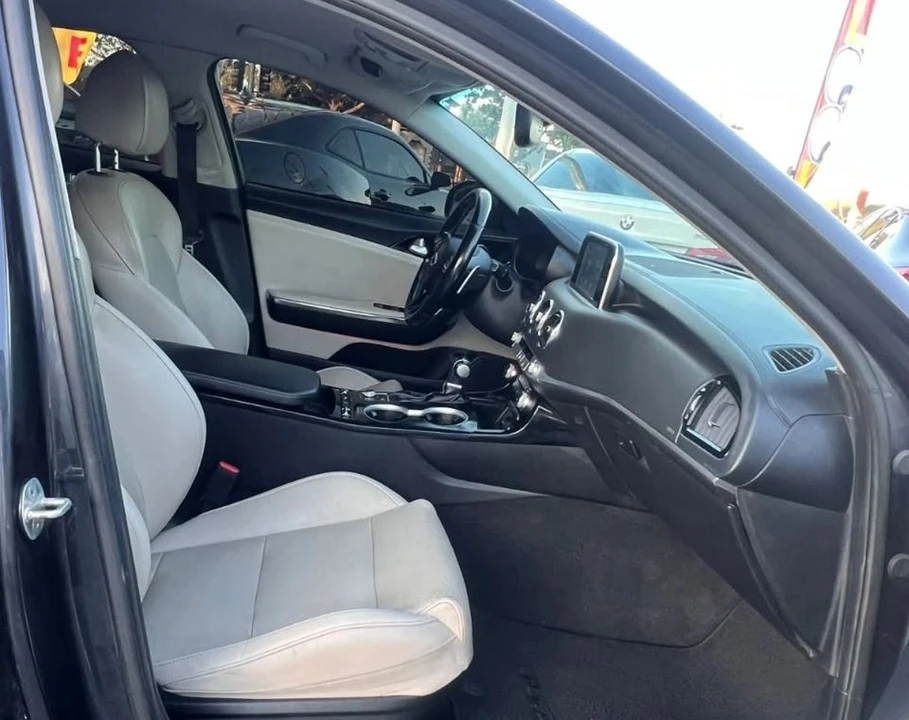 2019 Kia Stinger - Image 9 of 13
