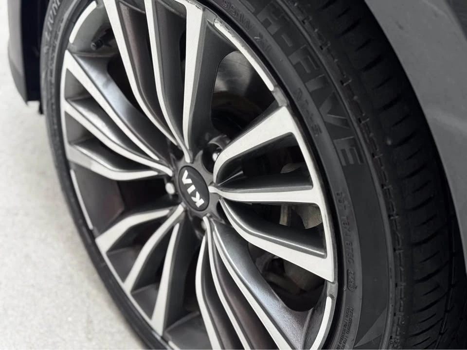 2019 Kia Stinger - Image 16 of 17