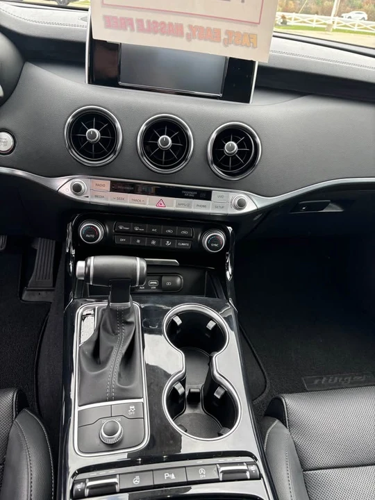 2019 Kia Stinger - Image 12 of 16