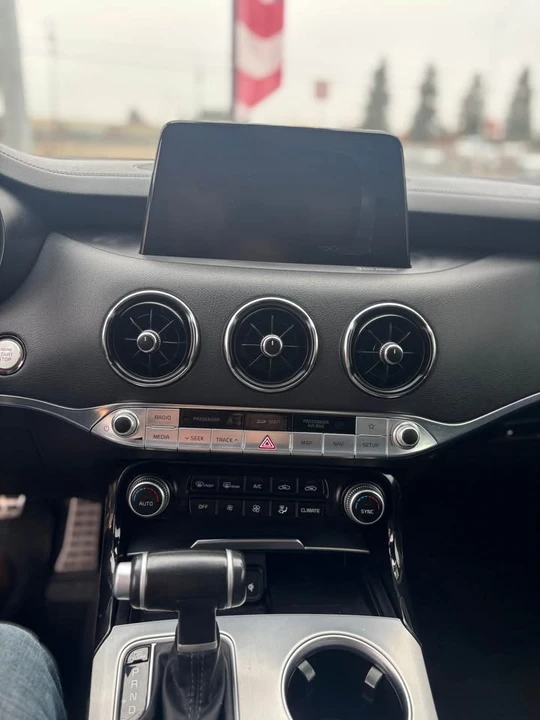 2019 Kia Stinger - Image 4 of 10