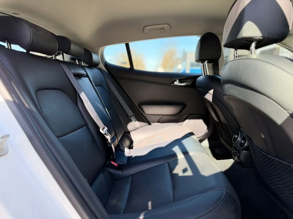2019 Kia Stinger - Image 12 of 19