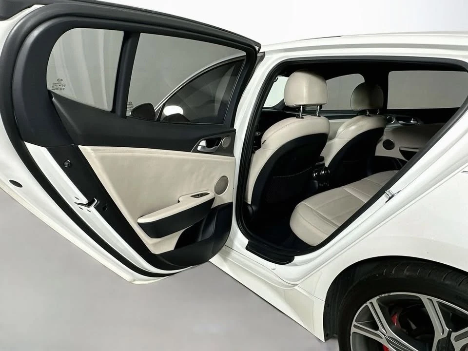 2019 Kia Stinger - Image 13 of 20