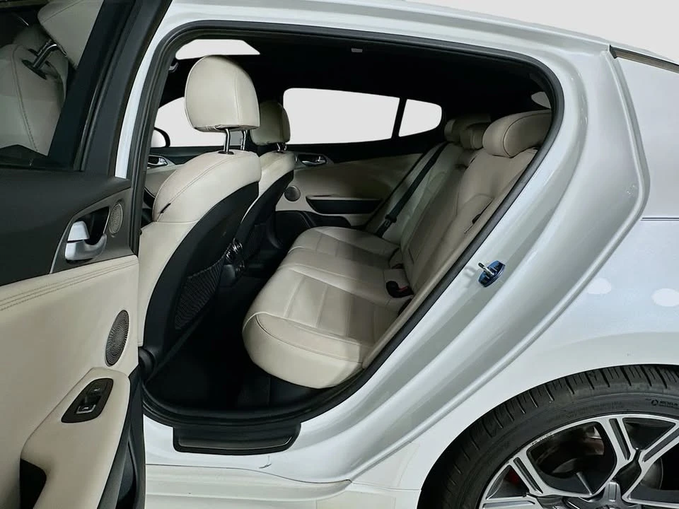 2019 Kia Stinger - Image 16 of 20