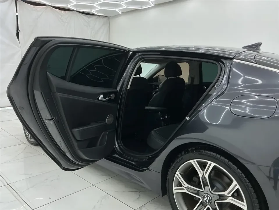 2019 Kia Stinger - Image 9 of 20