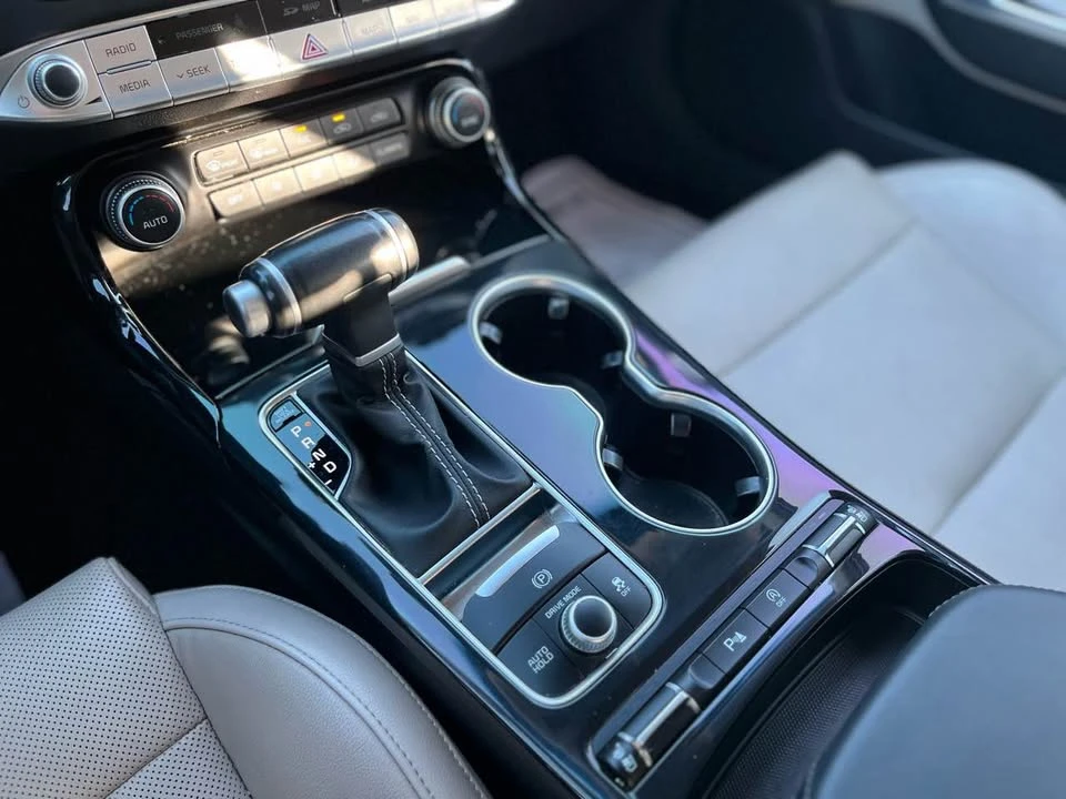 2019 Kia Stinger - Image 14 of 17