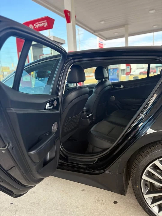 2019 Kia Stinger - Image 15 of 18