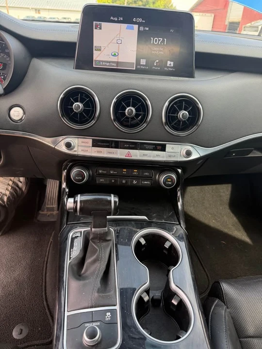 2019 Kia Stinger - Image 13 of 15