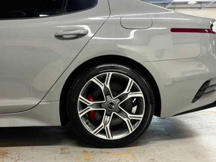 2019 Kia Stinger - Image 9 of 18
