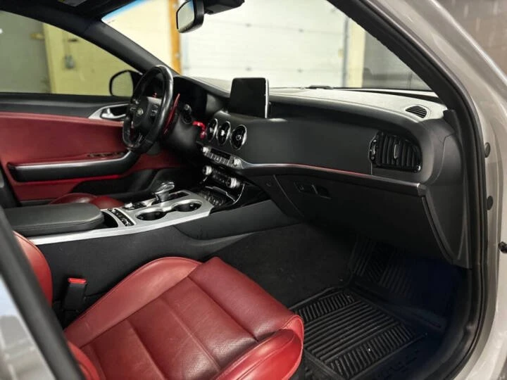 2019 Kia Stinger - Image 16 of 18