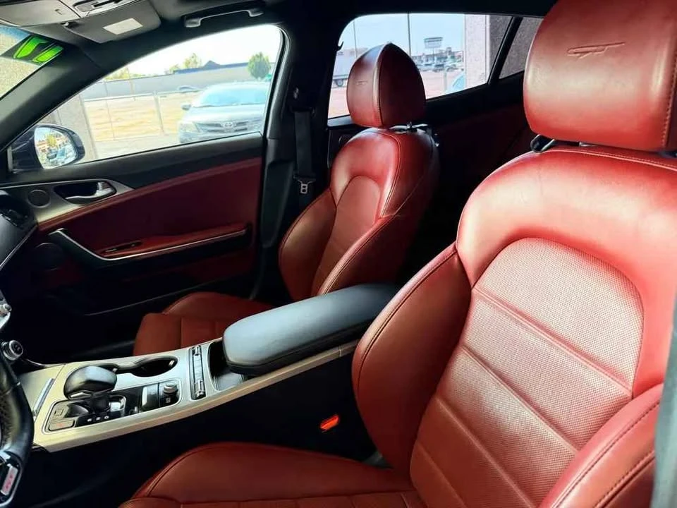 2019 Kia Stinger - Image 8 of 10