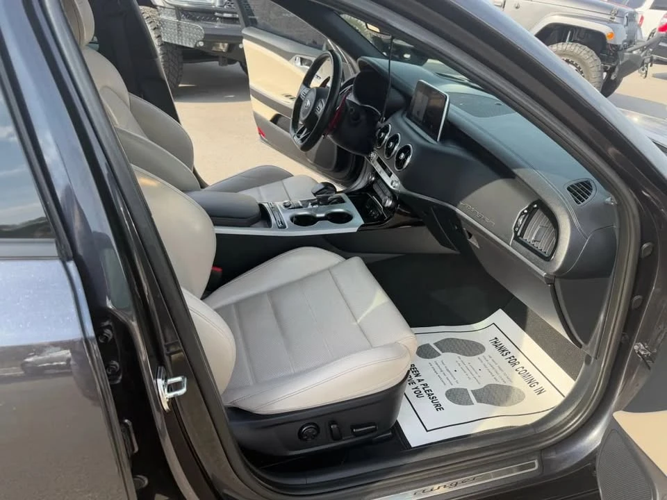 2019 Kia Stinger - Image 17 of 20