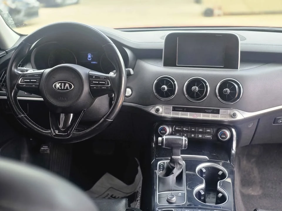 2019 Kia Stinger - Image 14 of 17