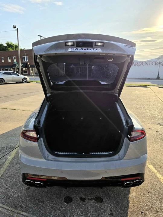 2019 Kia Stinger - Image 8 of 17